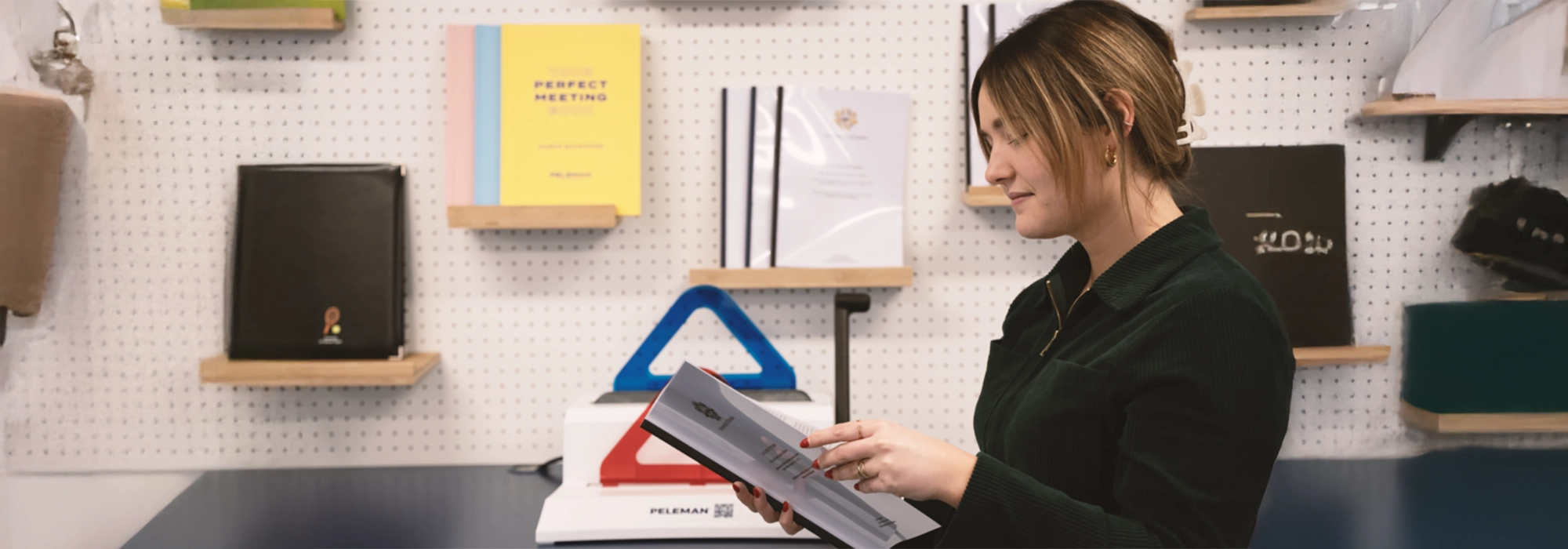 Impression et Reliure 17 Une femme se trouvant devant l'Unibinder 120 lit un document relié