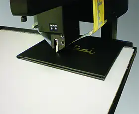 détail début d'une impression avec la Flat Bed Foil Printer